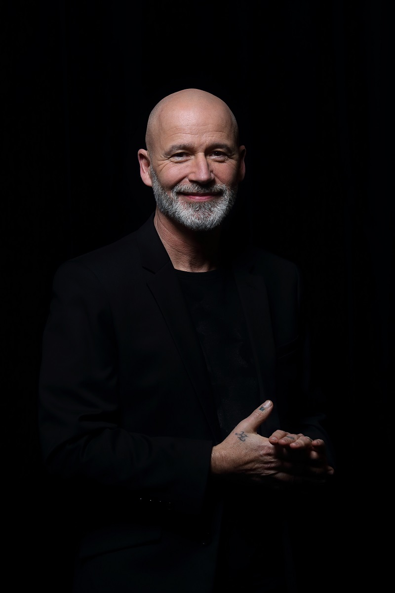 Moderátor Honza Musil opustil nejprve pražský byt a přesídlil do satelitu na Kokořínsku. S partnerem zde ale nezůstali a pustili se do opravy starobylého domu s vyhořelou stodolou na Kutnohorsku. Stavení staré více než 300 let velmi citlivě společnými silami zrekonstruovali. Domem se zahradou si splnili svůj sen žít v klidu a věnovat se zvířatům.