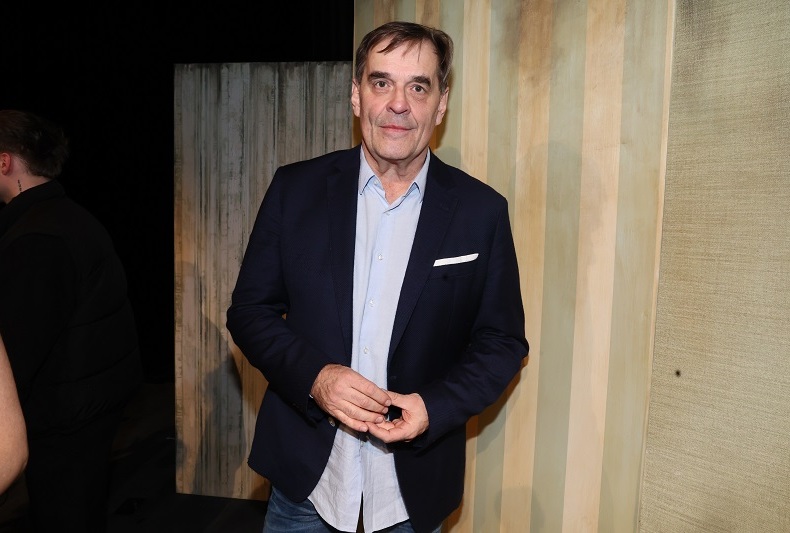 Herec Miroslav Etzler zhubl 25 kilogramů. Ne kvůli roli, ale ze zdravotních důvodů. Doktoři mu zjistili cukrovku a bylo zle. Radikální změna stravy, žádný cukr, žádné výmluvy. Váha šla dolů a sám herec přiznává, že se cítí o dvacet let mladší.