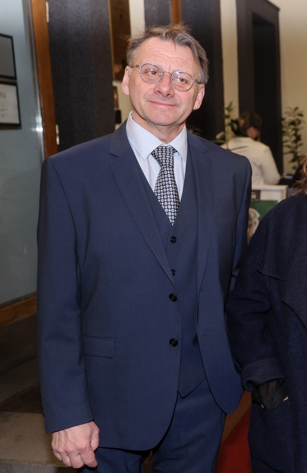 Býval vždycky statný muž, ale během posledních dvou let se ručička jeho váhy dostala k nebývalým hodnotám. Nyní je zpátky ve formě a hubenější než kdy dřív. Radek Holub zhubl natolik, že mu museli dokonce zmenšovat divadelní kostýmy. Ke ztrátě přebytečných kilogramů mu pomohla úprava jídelníčku, cvičení s trenérem a bič kvůli roli v seriálu Místo zločinu Zlín.