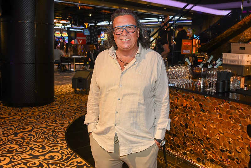 Po boku nové partnerky shodil bývalý tanečník Richard Genzer 25 kilo. Začal se stravovat zdravěji, přestal pít alkohol a vrátil se k pohybu. Herec a komik ale s hubnutím nepřestává. Smažené nezdravé jídlo už jen očichává, fastfoody obchází obloukem a ukazuje, že když se chce, tak to jde.