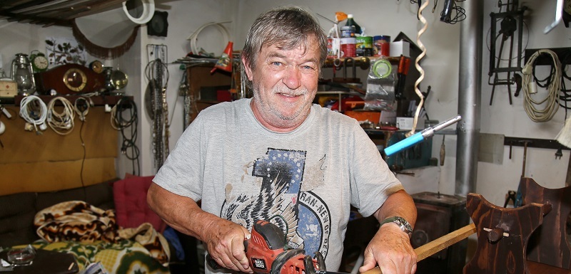 V Nižboru na Berounsku našel své útočiště herec Roman Skamene. Chalupu zakoupil pár měsíců po narození dcery jako letní útočiště, nyní v něm s manželkou trvale žije. Kombinuje v ní starožitné věci s moderními prvky. Pro herce má velký význam i dílna, kterou si na chalupě vybudoval. Je to místo, kde tráví většinu svého času. Dílnu považuje za svůj soukromý prostor, kde se může věnovat různým kutilským projektům a vylepšením a má zde připravený i gauč, na němž leckdy na pár minut zavře oči.