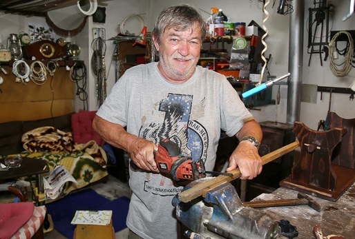 V Nižboru na Berounsku našel své útočiště herec Roman Skamene. Chalupu zakoupil pár měsíců po narození dcery jako letní útočiště, nyní v něm s manželkou trvale žije. Kombinuje v ní starožitné věci s moderními prvky. Pro herce má velký význam i dílna, kterou si na chalupě vybudoval. Je to místo, kde tráví většinu svého času. Dílnu považuje za svůj soukromý prostor, kde se může věnovat různým kutilským projektům a vylepšením a má zde připravený i gauč, na němž leckdy na pár minut zavře oči.