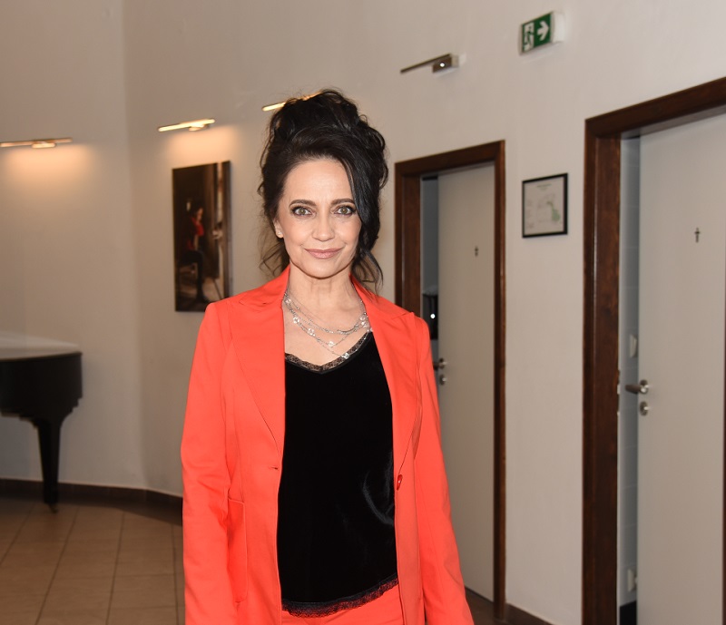 Zlatá slavice Lucie Bílá se pyšní chaloupkou v obci Líšný u Malé Skály. V minulosti ji odkoupila od svého bývalého životního partnera Petra Kratochvíla. Dominantou stavení je otevřený prostor, v jejímž středu stojí pec. Staročeskou klasiku dotváří původní dřevěná podlaha a stylové doplňky. Krásné malované skříně, police s malovanými talíři i hrnečky, válenda za pecí, vše zcela útulné a tradiční. Z pozemku je nádherný výhled na protější kopce, ovce a koně. Zpěvačka dokonce na zahradě vybudovala holubník.