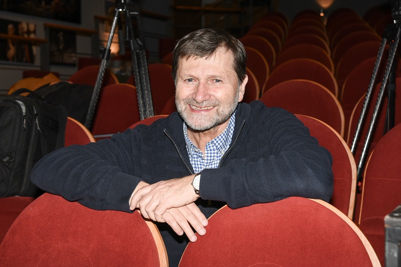 V jižních Čechách zakoupila statek ze 14. století rodina Hrušínských. Současný vzhled chalupy je ze 17. století a je celoročně obyvatelná. Z původních koňských stájí vytvořili pokoje pro hosty a z chlévu pro krávy je dnes vinárna s krbem, kde mohou s přáteli posedět. Práci okolo chalupy se ale herec Jan Hrušínský nevěnuje, jezdí si sem odpočinout, načerpat novou inspiraci a dobít baterie. O vše se zde tudíž starají řemeslníci a zahradníci.