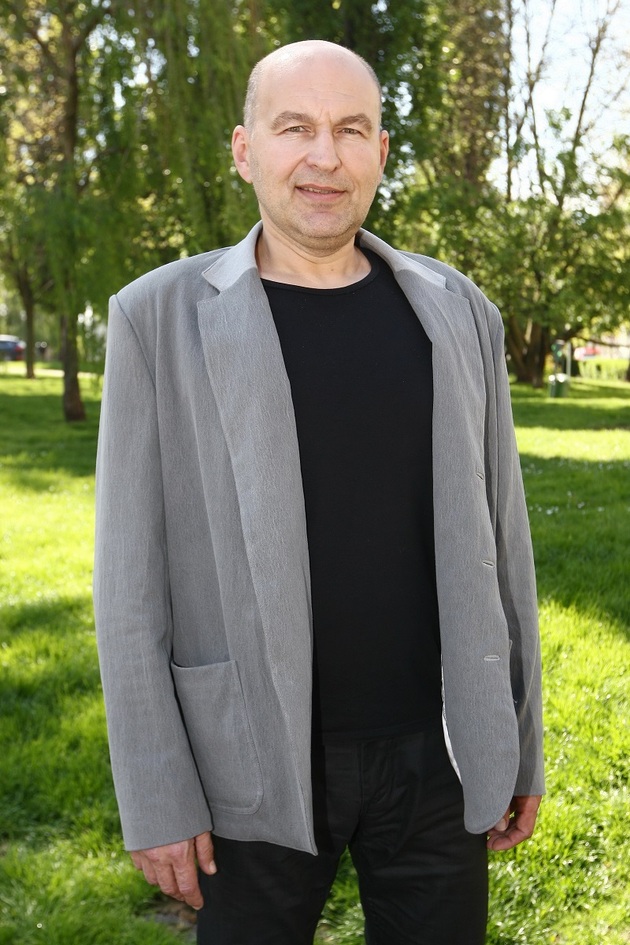 Kouzelná chalupa na samotě ve Františkově nedaleko Rokytnice nad Jizerou učarovala frontmanovi kapely Tři sestry Lou Fanánku Hagenovi. Patrová chalupa ve stráni s terasou, jejíž srdcem je světnice s kachlovými kamny, krbem a velkou postelí, jej donutila stát se na chvíli horalem. Pro trvalý život mu to ale nevyhovovalo, proto si pořídil nové bydlení asi hodinu jízdy od Prahy a do klidu samoty dojíždí na víkendy či přes prázdniny.