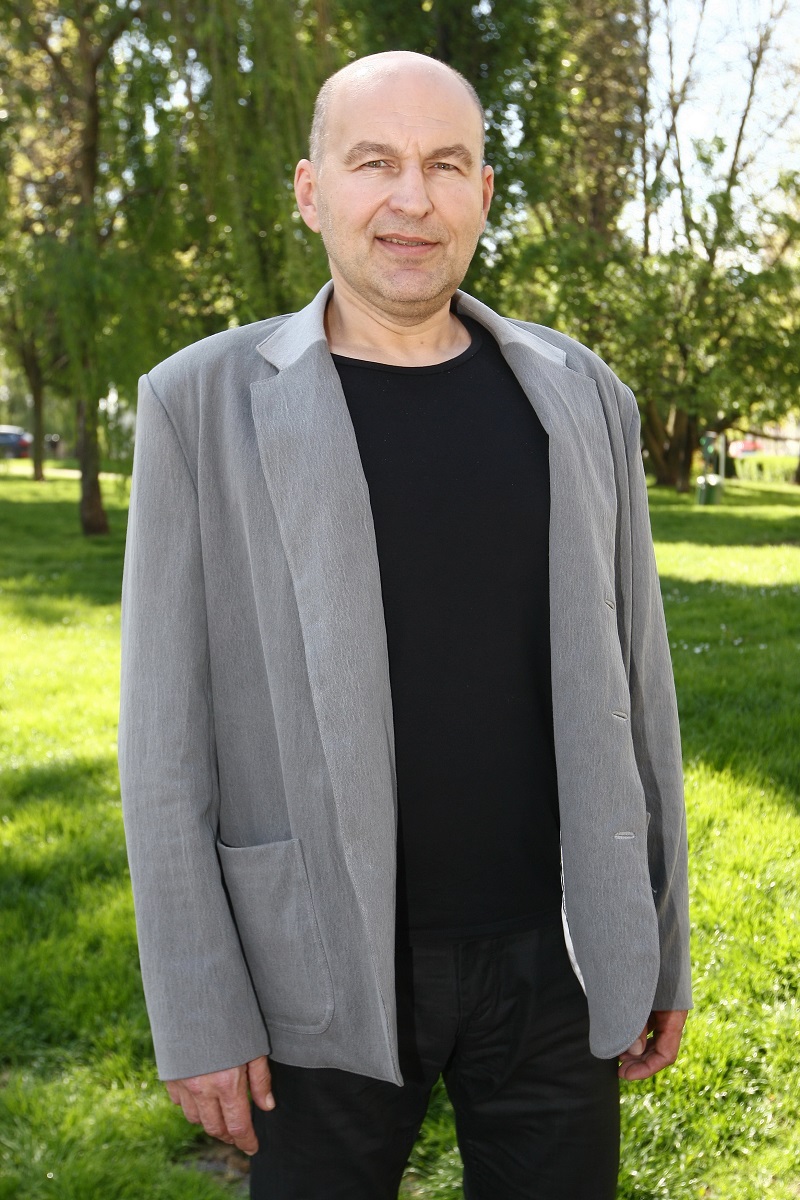 Kouzelná chalupa na samotě ve Františkově nedaleko Rokytnice nad Jizerou učarovala frontmanovi kapely Tři sestry Lou Fanánku Hagenovi. Patrová chalupa ve stráni s terasou, jejíž srdcem je světnice s kachlovými kamny, krbem a velkou postelí, jej donutila stát se na chvíli horalem. Pro trvalý život mu to ale nevyhovovalo, proto si pořídil nové bydlení asi hodinu jízdy od Prahy a do klidu samoty dojíždí na víkendy či přes prázdniny.