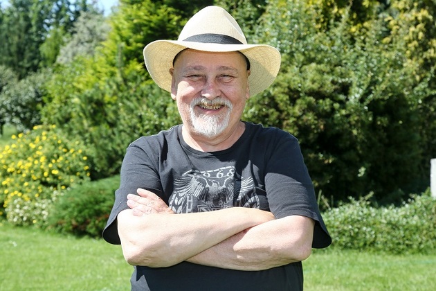 Poblíž Mladé Boleslavi se na chalupě se svou ženou usadil herec Ota Jirák. Do oka mu padla totální ruina, která už v roce 1557 fungovala jako zavedená hospoda s tanečním sálem. Dát objekt do vysněné podoby stálo neskutečnou dřinu a vysoké množství financí. Chalupa má celkem devět místností, nechybí krb, kamrlík, do něhož se prochází skříní, ani kuchyně, kterou herec nechal vyrobit podle svých vzpomínek z dětství, aby vypadala jako ta babiččina. Dům je obklopen nádhernou a udržovanou zahradou, která čítá něco přes 6 000 metrů čtverečních.