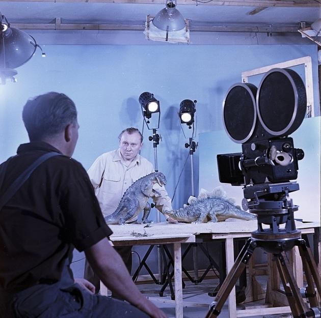 Karel Zeman ve studiu během natáčení.