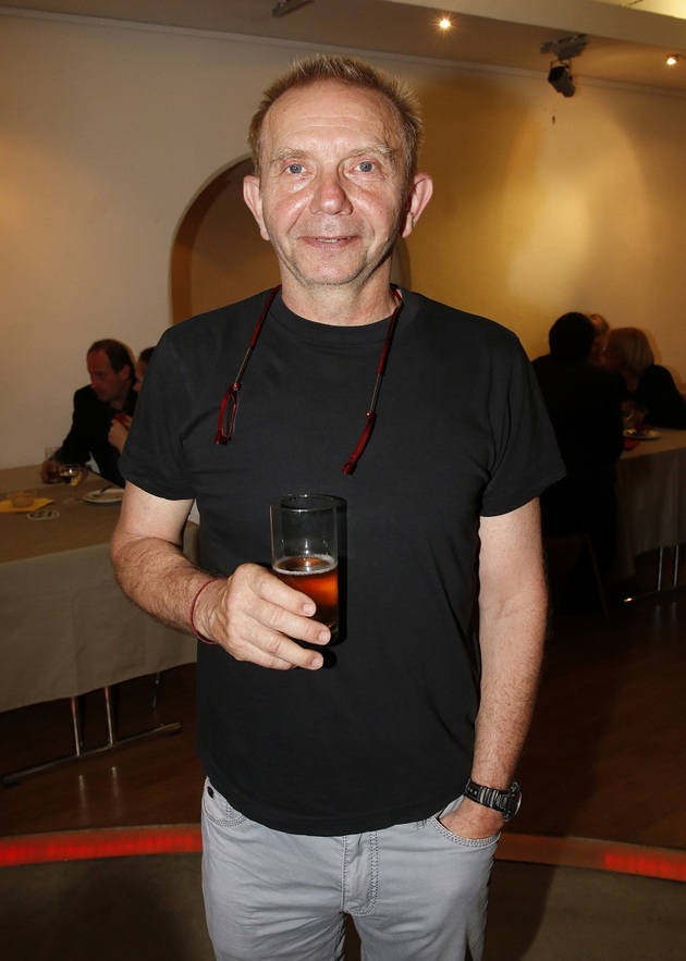 Herců, kteří dokážou vtisknout každé roli dokonalou uvěřitelnost a přidat ještě něco navíc, je v našich končinách pomálu. Miroslav Vladyka se však může touto dovedností pyšnit. Dne 24. září oslaví 66. narozeniny a snad mezi gratulanty nebudou chybět ani jeho kolegové ze seriálů Jedna rodina či Případy 1. oddělení, kde ztvárnil roli poručíka Víti Sršně, outsidera v týmu kriminalistů. Jeho postava měla být původně jen okrajová. Poté, co scenáristé zhlédli hrubý sestřih prvního dílu a viděli jeho herecký výkon, shodli se, že si zaslouží daleko více prostoru. Skutečnou předlohou byl opravdový policista, jenž měl ale na rozdíl od Víti Sršně pověst zlého ňoumy.