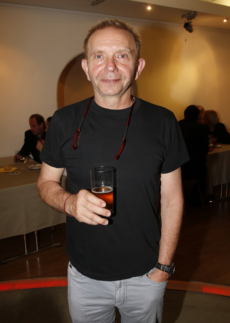 Herců, kteří dokážou vtisknout každé roli dokonalou uvěřitelnost a přidat ještě něco navíc, je v našich končinách pomálu. Miroslav Vladyka se však může touto dovedností pyšnit. Dne 24. září oslaví 66. narozeniny a snad mezi gratulanty nebudou chybět ani jeho kolegové ze seriálů Jedna rodina či Případy 1. oddělení, kde ztvárnil roli poručíka Víti Sršně, outsidera v týmu kriminalistů. Jeho postava měla být původně jen okrajová. Poté, co scenáristé zhlédli hrubý sestřih prvního dílu a viděli jeho herecký výkon, shodli se, že si zaslouží daleko více prostoru. Skutečnou předlohou byl opravdový policista, jenž měl ale na rozdíl od Víti Sršně pověst zlého ňoumy.