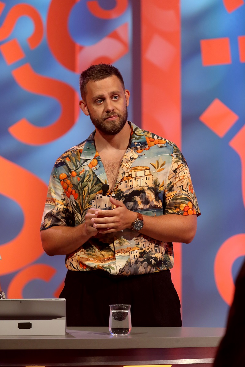 Představujeme vám novou show Vím, že nic nevím, kde znalosti ustupují zábavě a instinkt rozhoduje o vítězství. Tři komici a dva hosté soupeří v nevyzpytatelném kvízu, kde nikdo nezná správnou odpověď. Tipování, improvizace a absurdní logika jsou jedinými zbraněmi proti otázkám z říše náhodných faktů. Nový pořad z pera Vincenta Navrátila můžete sledovat každé úterý ve 20:05 na TV BARRANDOV.