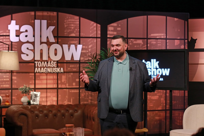 Talkshow Tomáše Magnuska je zábavný rodinný pořad, ve kterém si moderátor postupně zve tři hosty. Legendu - sportovce, zpěváka, lékaře, politika, herce či vědce, zkrátka osobnosti, které ve svém životě něco dokázaly a je jim nad 65 let. Naopak druhý host je spíše na začátku své kariéry a je mu do třiceti let. Právě pohled dvou odlišných generací na svět a dění kolem nás je vždy velmi zajímavý. Třetím hostem je pak kamarád, většinou herecký kolega Tomáše Magnuska. Někdo, s kým točil či jinak pracoval. Tomáš Magnusek je především bezprostřední a snaží se nejen navodit rodinnou atmosféru, ale i zapojit hosty na reakce navzájem mezi sebou, diváky v hledišti a nakonec i diváky u televizních obrazovek. Posuďte sami.