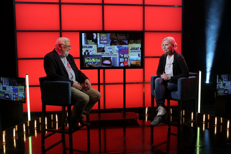 Osobní zpověď legendárního investigativního novináře o divokých devadesátkách, které jsou plné kriminálních kauz a šokujících odhalení, můžete sledovat každý čtvrtek ve 20:05 na TV BARRANDOV. Josef Klíma ve svém pořadu Josef Klíma: Jak jsem přežil devadesátky vypráví o tom, jak dobrodružné a často i nebezpečné tehdy bylo dělat novináře. O tajných schůzkách s mafiány, o rozhovorech s lidmi, jako byli Ivan Jonák, orličtí vrazi, Radovan Krejčíř a další. I o tom, jak se měnilo české podsvětí. Osobní zpověď reportéra, který se stal také symbolem této divoké doby. Ovšem na opačné straně než zločinci.