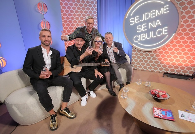 Co na srdci, to na jazyku! Aleš Cibulka si zve známé osobnosti, s nimiž probírá jejich život, kariéru i kuriózní historky. Připravte se na večer plný humoru, milé atmosféry a příjemné nostalgie. Podzim slibuje takové hosty, jako jsou například Kateřina Macháčková, Vladimír Kořen, Jiří Krhut, Marika Procházková, Martin Hranáč, Lucie Vondráčková, Jan Přeučil, Markéta Konvičková, Monika Absolonová, Bára Basiková, Ilona Csáková, Richard a Karin Krajčovi, Tomáš Klus, Tereza Kostková, Aleš Háma či Honza Dědek. Zapněte si TV BARRANDOV vždy v sobotu ve 20:05 nebo se sami můžete účastnit natáčení v barrandovských ateliérech, a to zdarma! Stačí, abyste napsali na adresu sejdemesenacibulce@seznam.cz, a dozvíte se volné termíny. Pak stačí jen si zarezervovat místo a dorazit. Poslední novinkou ze "stáje" TV Barrandov je pořad Badatelé. Reportér Jaroslav Mareš je na stopách největších záhad, nevysvětlitelných jevů a zapomenutých příběhů, a to každé úterý ve 22:20 a čtvrtek ve 22:00.