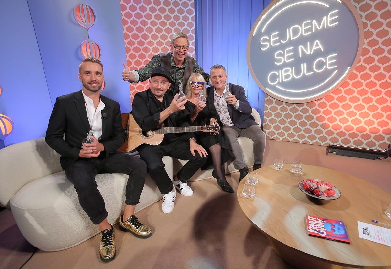 Co na srdci, to na jazyku! Aleš Cibulka si zve známé osobnosti, s nimiž probírá jejich život, kariéru i kuriózní historky. Připravte se na večer plný humoru, milé atmosféry a příjemné nostalgie. Podzim slibuje takové hosty, jako jsou například Kateřina Macháčková, Vladimír Kořen, Jiří Krhut, Marika Procházková, Martin Hranáč, Lucie Vondráčková, Jan Přeučil, Markéta Konvičková, Monika Absolonová, Bára Basiková, Ilona Csáková, Richard a Karin Krajčovi, Tomáš Klus, Tereza Kostková, Aleš Háma či Honza Dědek. Zapněte si TV BARRANDOV vždy v sobotu ve 20:05 nebo se sami můžete účastnit natáčení v barrandovských ateliérech, a to zdarma! Stačí, abyste napsali na adresu sejdemesenacibulce@seznam.cz, a dozvíte se volné termíny. Pak stačí jen si zarezervovat místo a dorazit. Poslední novinkou ze "stáje" TV Barrandov je pořad Badatelé. Reportér Jaroslav Mareš je na stopách největších záhad, nevysvětlitelných jevů a zapomenutých příběhů, a to každé úterý ve 22:20 a čtvrtek ve 22:00.