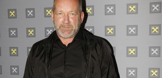 Muzikant David Koller svou kariéru spojil s kapelami jako Jasná Páka či Žentour, než se usadil ve velmi úspěšné kapele Lucie na bubenickou židličku a zároveň zvládal většinu vokálních partů. Narodil se 27. září 1960 a první zkušenosti s hudbou přišly už ve velmi útlém věku. Ve škole byl pěkné kvítko a vzdělávání moc nedal. Vyučil se elektrikářem, ale naštěstí zjistil, že hudba je to, co ho celý život provází a v čem vyniká. Vedle mnoha písní, které znějí z rádií, je také autorem filmové hudby. K 65. narozeninám přejeme Davidu Kollerovi jen to nejlepší!