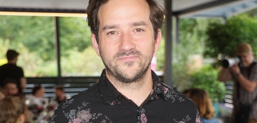 Kulatou čtyřicítku oslaví 4. října herec Matouš Ruml, který vstoupil do povědomí rolí poťouchlého puberťáka Lexy v seriálu Comeback. Herectví se však věnoval od dětství a jeho kroky po základní škole logicky vedly na Pražskou konzervatoř. Matouš rád střídá komediální role s těmi dramatickými, rád si přečte knihu, a prý dokonce i upeče dort. Ačkoli stále působí chlapeckým dojmem, ve skutečnosti je tátou tří dětí a jeho nejstarší, šestnáctiletý, syn Nathanael už jde v jeho šlépějích a také studuje Pražskou konzervatoř.