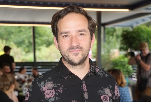 Kulatou čtyřicítku oslaví 4. října herec Matouš Ruml, který vstoupil do povědomí rolí poťouchlého puberťáka Lexy v seriálu Comeback. Herectví se však věnoval od dětství a jeho kroky po základní škole logicky vedly na Pražskou konzervatoř. Matouš rád střídá komediální role s těmi dramatickými, rád si přečte knihu, a prý dokonce i upeče dort. Ačkoli stále působí chlapeckým dojmem, ve skutečnosti je tátou tří dětí a jeho nejstarší, šestnáctiletý, syn Nathanael už jde v jeho šlépějích a také studuje Pražskou konzervatoř.