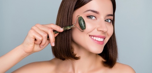 Masáž obličeje je nejen relaxační, ale také velmi prospěšná pro naši pleť. 