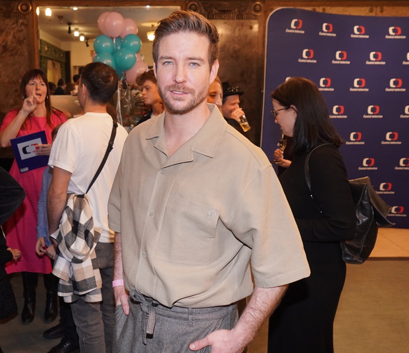 Herec Vladimír Polívka září štěstím. Společně se svou partnerkou Magdou čekají miminko. Zpráva, která už nějaký čas kolovala mezi přáteli, se stala skutečností. Magda je v pátém měsíci těhotenství, a dvojice si tak užívá jedno z nejkrásnějších období v životě. Polívka, který jinak své soukromí hlídá, tentokrát radost neskrývá. Pro syna legendárního Bolka Polívky a Chantal Poullain to znamená novou životní kapitolu, do které vstupuje s nadšením.