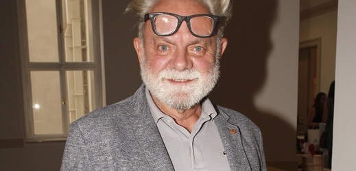 Herec a komik Václav Upír Krejčí s nezaměnitelnou vizáží i projevem slaví 13. října 70. narozeniny. Narodil se v Rakovníku, kam chodil na základní školu a právě tam vznikla jeho přezdívka Upír. V sedmé třídě hráli divadelní představení, v divadle vypadly pojistky a Krejčí duchapřítomně sáhl po sirkách a svíčce. Když s rozsvícenou svící přišel na jeviště, ozvalo se: "Hele! Upír!“ a přezdívka mu zůstala až do dnešních dní. Letos v červnu se Václav Upír Krejčí podruhé oženil. Vzal si o sedmnáct let mladší Lucii Kruckou na hradě Zvíkov. Snad už tedy po předešlém nevydařeném manželství a rozvodu plném peripetií, který málem skončil tragédií, našel poklidný přístav rodinné pohody. Sedmdesátku tak oslaví jako spokojený ženáč.