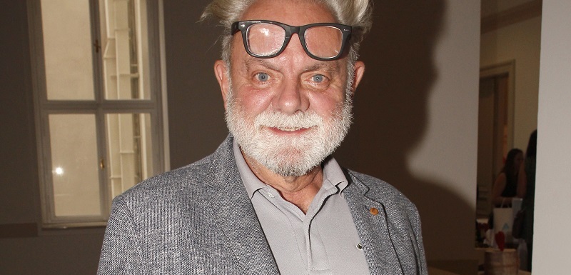 Herec a komik Václav Upír Krejčí s nezaměnitelnou vizáží i projevem slaví 13. října 70. narozeniny. Narodil se v Rakovníku, kam chodil na základní školu a právě tam vznikla jeho přezdívka Upír. V sedmé třídě hráli divadelní představení, v divadle vypadly pojistky a Krejčí duchapřítomně sáhl po sirkách a svíčce. Když s rozsvícenou svící přišel na jeviště, ozvalo se: "Hele! Upír!“ a přezdívka mu zůstala až do dnešních dní. Letos v červnu se Václav Upír Krejčí podruhé oženil. Vzal si o sedmnáct let mladší Lucii Kruckou na hradě Zvíkov. Snad už tedy po předešlém nevydařeném manželství a rozvodu plném peripetií, který málem skončil tragédií, našel poklidný přístav rodinné pohody. Sedmdesátku tak oslaví jako spokojený ženáč.