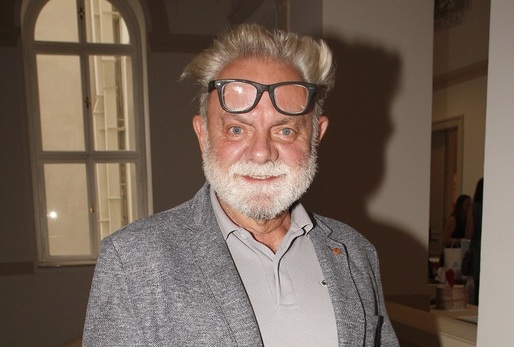 Herec a komik Václav Upír Krejčí s nezaměnitelnou vizáží i projevem slaví 13. října 70. narozeniny. Narodil se v Rakovníku, kam chodil na základní školu a právě tam vznikla jeho přezdívka Upír. V sedmé třídě hráli divadelní představení, v divadle vypadly pojistky a Krejčí duchapřítomně sáhl po sirkách a svíčce. Když s rozsvícenou svící přišel na jeviště, ozvalo se: "Hele! Upír!“ a přezdívka mu zůstala až do dnešních dní. Letos v červnu se Václav Upír Krejčí podruhé oženil. Vzal si o sedmnáct let mladší Lucii Kruckou na hradě Zvíkov. Snad už tedy po předešlém nevydařeném manželství a rozvodu plném peripetií, který málem skončil tragédií, našel poklidný přístav rodinné pohody. Sedmdesátku tak oslaví jako spokojený ženáč.