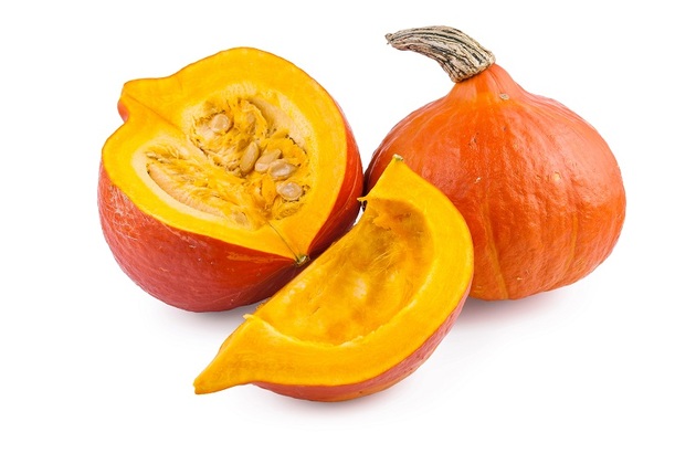 Dýně Hokkaido patří mezi nejznámější a nejoblíbenější druhy. Má výhodu v tom, že se nemusí loupat - její slupka při vaření změkne. Hodí se do polévek, rizot i na pečení.