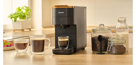 Kapsle, nebo čerstvě namletá zrna? Kompaktní kávovar Sencor vykouzlí skvělou kávu z obojího