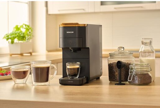 Kapsle, nebo čerstvě namletá zrna? Kompaktní kávovar Sencor vykouzlí skvělou kávu z obojího