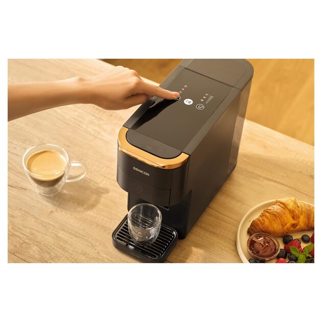 Kapsle, nebo čerstvě namletá zrna? Kompaktní kávovar Sencor vykouzlí skvělou kávu z obojího
