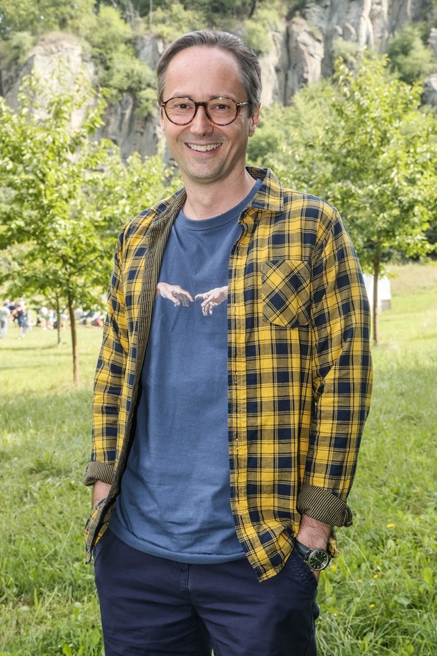 Divadelní a filmový herec Jaroslav Plesl se narodil 20. října 1974 v Hradci Králové. Ačkoli nemá o fanynky nouzi, zatím odolává. Podle svých slov se totiž obává rozvodu, a tak raději zůstává starým mládencem. Mezi jeho největší záliby patří kromě práce historie. Rád navštěvuje hrady a zámky, kde si rozšiřuje svoje znalosti, kochá se uměním a odpočívá. "Trávím tím spoustu času. Mezi kastelány mám řadu přátel. Na zámky a hrady jezdívám vlakem, když to jde, tak tam i přenocuji, což je úžasné," svěřil se v rozhovoru pro Showtime a prozradil ještě, že mnoho let na různých historických objektech jako průvodce působil. "Provázel jsem v Hrádku u Nechanic, Bouzově, Novém Městě nad Metují nebo na Sychrově. Bylo to skvělé," dodal Jaroslav Plesl. 