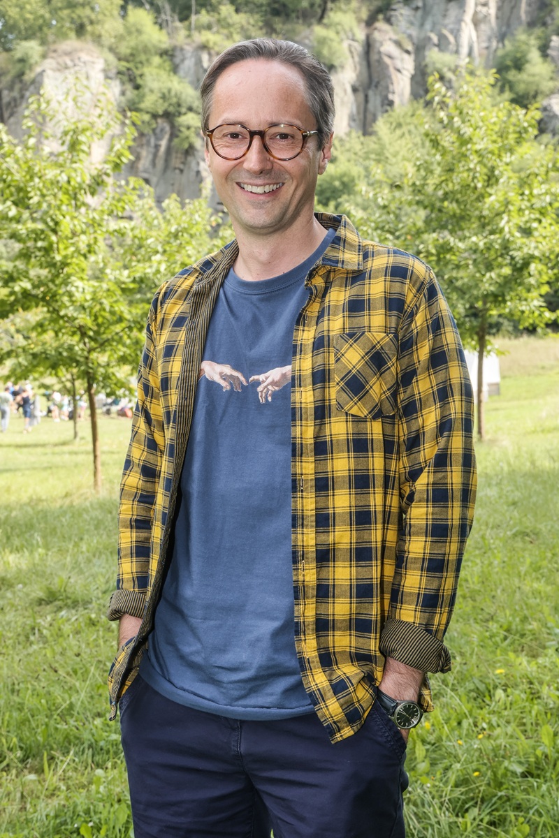 Divadelní a filmový herec Jaroslav Plesl se narodil 20. října 1974 v Hradci Králové. Ačkoli nemá o fanynky nouzi, zatím odolává. Podle svých slov se totiž obává rozvodu, a tak raději zůstává starým mládencem. Mezi jeho největší záliby patří kromě práce historie. Rád navštěvuje hrady a zámky, kde si rozšiřuje svoje znalosti, kochá se uměním a odpočívá. "Trávím tím spoustu času. Mezi kastelány mám řadu přátel. Na zámky a hrady jezdívám vlakem, když to jde, tak tam i přenocuji, což je úžasné," svěřil se v rozhovoru pro Showtime a prozradil ještě, že mnoho let na různých historických objektech jako průvodce působil. "Provázel jsem v Hrádku u Nechanic, Bouzově, Novém Městě nad Metují nebo na Sychrově. Bylo to skvělé," dodal Jaroslav Plesl. 