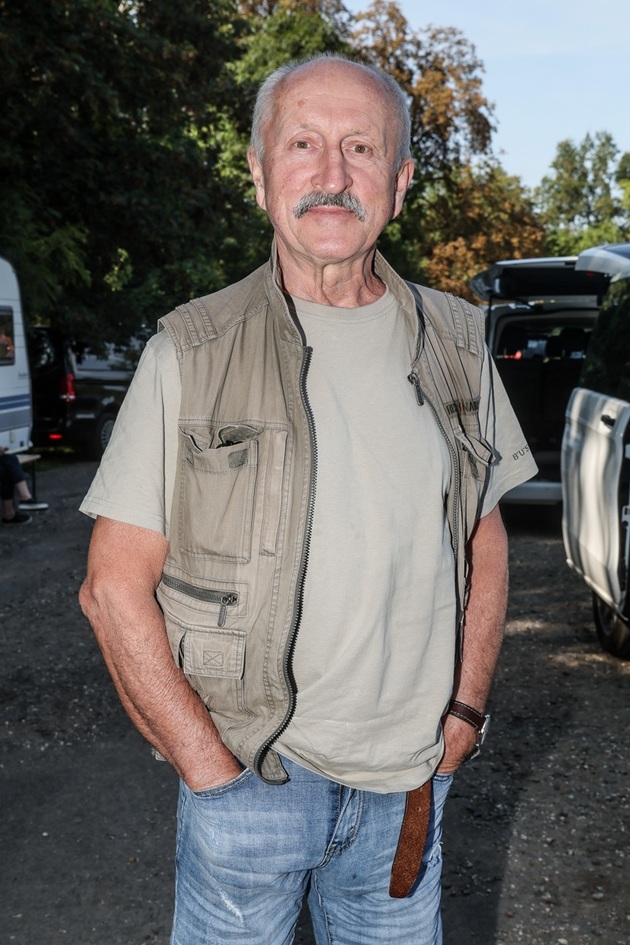 Snaživého Emila Nádeníčka z filmových Básníků už mu nikdo neodpáře. Ostatně právě tato role ho skutečně proslavila, i když odvedl už před tím spoustu práce zejména pro Českou televizi. Diváci si Oldřicha Navrátila oblíbili v pořadu Receptář prima nápadů, který moderuje už sedmým rokem. Zkušenosti z oblasti chataření a zahradničení má herec bohaté, protože se svou manželkou Monikou vlastní domek, který stojí na místě trampské osady na Vysočině. Miluje zahradničení a na záhonech pravidelně pěstuje nejen celer, rajčata a papriky, ale i česnek. "Ten opravdu miluju. Mám ale tak blbý zaměstnání, že nemůžu mít dialog a jíst předtím česnek... A pokud jde o líbání, na to už jsem naštěstí starej," řekl Navrátil pro Lifee.cz. V úterý 21. října oslaví herec 73 narozeniny.