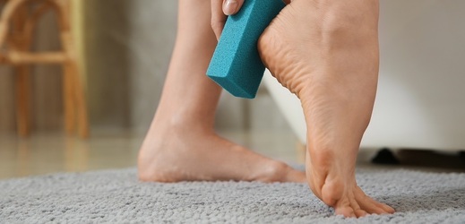 Popraskané paty představují běžný, ale často podceňovaný zdravotní problém, který může způsobovat nejen estetické nepříjemnosti, ale také výrazné fyzické obtíže.