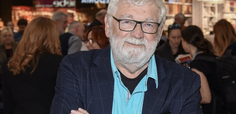 Pokud preferujete spíše vizuální než psaný projev, určitě sledujte pořad Josef Klíma: Jak jsem přežil devadesátky každý čtvrtek na TV BARRANDOV ve 20:05.