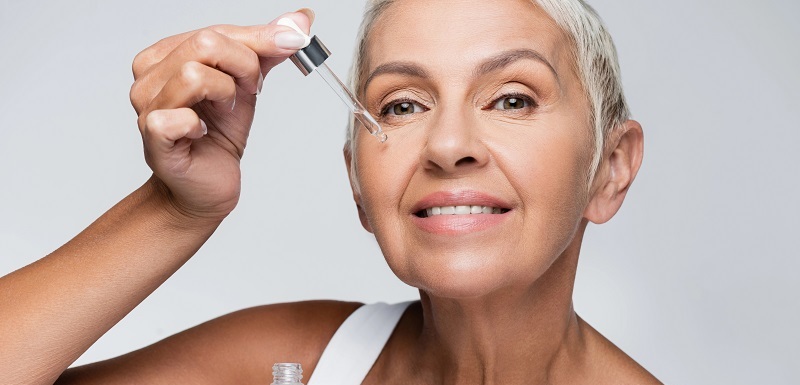 Produkce kyseliny hyaluronové se s věkem snižuje, což způsobuje ztrátu hydratace pleti, zmenšení objemu a vznik jemných vrásek.