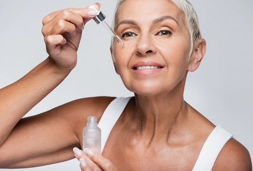 Produkce kyseliny hyaluronové se s věkem snižuje, což způsobuje ztrátu hydratace pleti, zmenšení objemu a vznik jemných vrásek.