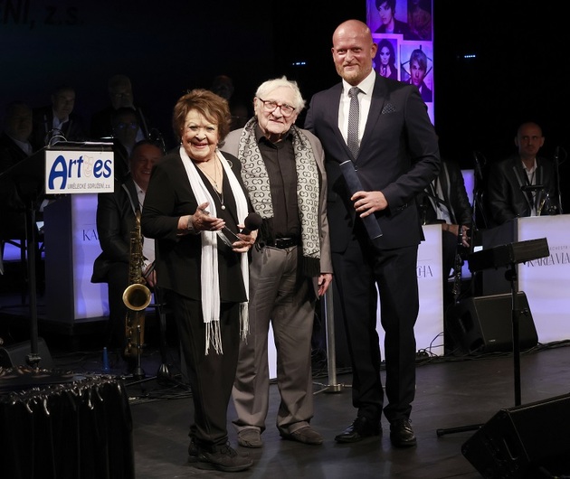 Herečce to na jevišti sluší. 