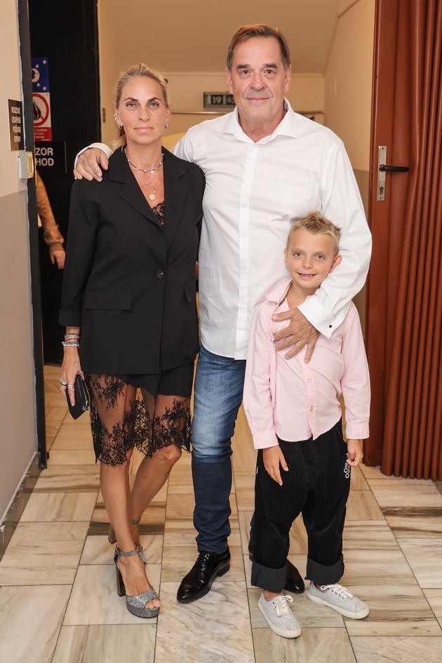 Herec s partnerkou a synem. 