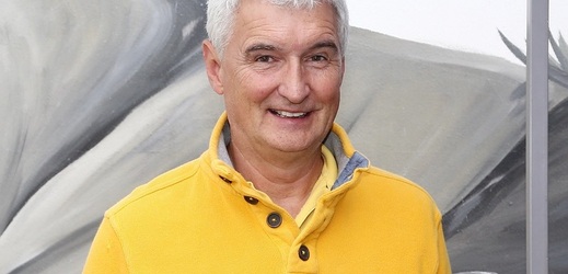 Jako Michala z Kouzelné školky ho zná celá generace dětí, které navštěvovaly i jeho divadelní představení. Jenže zatímco byl na jevišti a před kamerou Michal samý úsměv, v soukromí si prošel řadou nepříjemných situací, jež se týkaly zejména vztahů se ženami. O tom, že mu byla jeho první manželka nevěrná, se dozvěděl těsně předtím, než šel na jeviště. Nevěrnicí byla herečka Světlana Nálepková, s níž měl Nesvadba malou dceru Josefínu. Nejvíce ho trápilo, že se s ní nemohl vídat tak, jak by si přál. "Snažil jsem se, abych s ní byl každý den, alespoň ji na chvilku viděl. Vodil jsem ji do školky, ze školky, do školy... Po rozvodu jsem žádný nový vztah nehledal," popsal Nesvadba v rozhovoru pro deník Aha!. Ženám se vyhýbal dlouhých 18 let, až na jednom ze svých představení potkal sympatickou Andreu, maminku čtyřleté Anetky. Zamilovali se do sebe, vzali se a k Anetě, kterou Nesvadba přijal za svou, se manželům narodil ještě vysněný syn Marek. Rodinka popřeje Michalovi k jeho 68. narozeninám 3. listopadu.