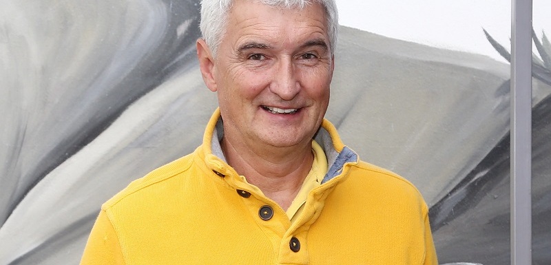 Jako Michala z Kouzelné školky ho zná celá generace dětí, které navštěvovaly i jeho divadelní představení. Jenže zatímco byl na jevišti a před kamerou Michal samý úsměv, v soukromí si prošel řadou nepříjemných situací, jež se týkaly zejména vztahů se ženami. O tom, že mu byla jeho první manželka nevěrná, se dozvěděl těsně předtím, než šel na jeviště. Nevěrnicí byla herečka Světlana Nálepková, s níž měl Nesvadba malou dceru Josefínu. Nejvíce ho trápilo, že se s ní nemohl vídat tak, jak by si přál. "Snažil jsem se, abych s ní byl každý den, alespoň ji na chvilku viděl. Vodil jsem ji do školky, ze školky, do školy... Po rozvodu jsem žádný nový vztah nehledal," popsal Nesvadba v rozhovoru pro deník Aha!. Ženám se vyhýbal dlouhých 18 let, až na jednom ze svých představení potkal sympatickou Andreu, maminku čtyřleté Anetky. Zamilovali se do sebe, vzali se a k Anetě, kterou Nesvadba přijal za svou, se manželům narodil ještě vysněný syn Marek. Rodinka popřeje Michalovi k jeho 68. narozeninám 3. listopadu.