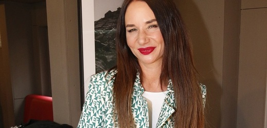 Herečka a čerstvá posila seriálu Ulice Snadra Nováková si před lety adoptovala při focení charitativního kalendáře fenku Bambulku. Ta však podlehla nemoci a zemřela. Její nástupkyní se stala fenka Jack Russell teriéra, která dostala jméno Borůvka, a před časem k ní přibyla ještě fenka z útulku, jíž dali také "ovocné" jméno - Malina. O zajímavá psí jména není v jejich rodině nouze. Například Sandřina maminka pojmenovala pejska Brufen.