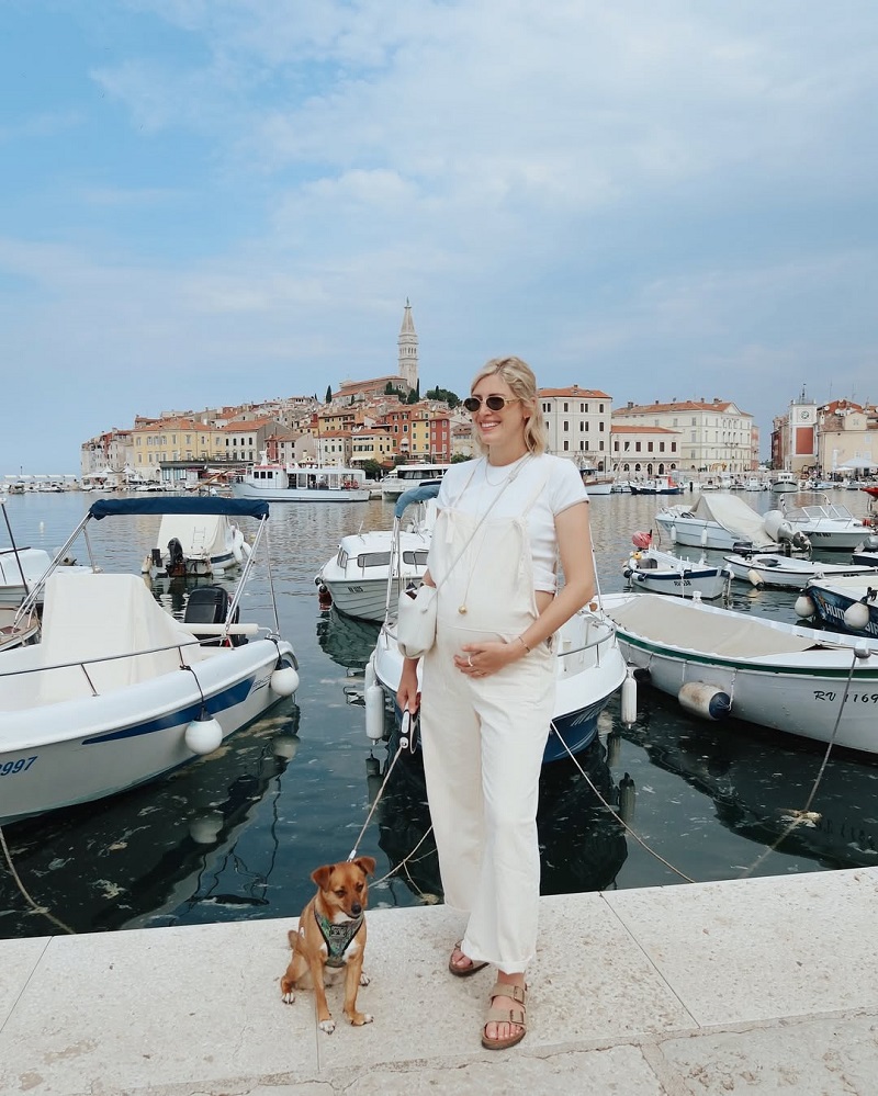 Na soustředění Miss ČR v Řecku se modelka Michaela Říbalová ujala opuštěné fenky, jež dostala jméno podle soutěže krásy - Missi. Po návratu do Česka si její partner, dnes už manžel, moderátor Petr Říbal, myslel, že fence najdou nový domov, ale Michaele bylo dávno jasné, že Missi zůstává s nimi a stane se neodmyslitelnou součástí rodiny, do níž přibyla také rozkošná dcerka Bella.