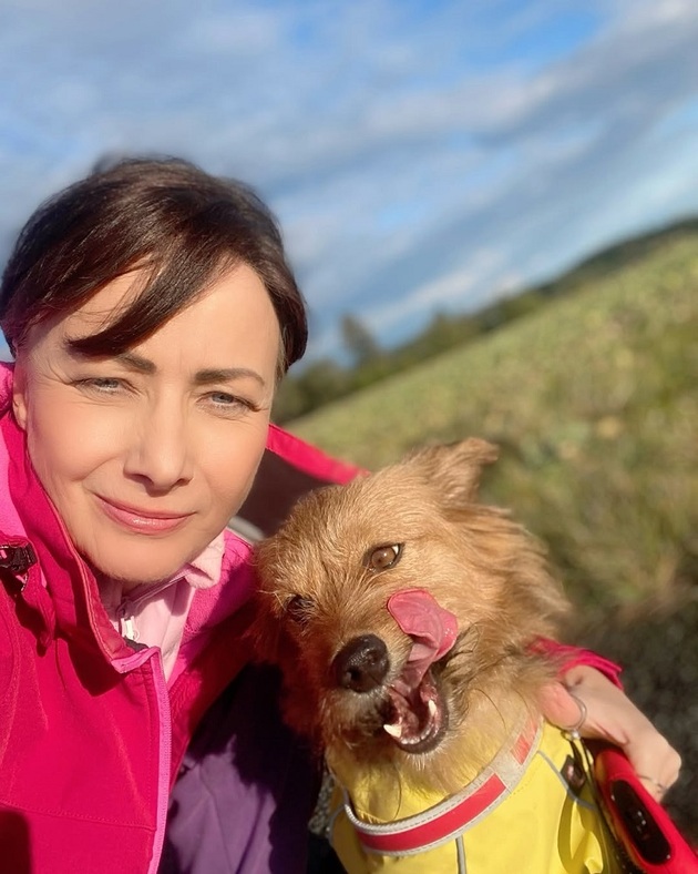 Ani Daniele Šinkorové není osud němých tváří lhostejný. Kdysi na dovolené v Sardinii se zakoukala do toulavé fenky, která žebrala v restauraci o jídlo u stolů a byla velice přítulná. Daniela jí poskytla základní péči, dala jí najíst a od té chvíle bylo jasné, že fenka, jež dostala jméno Mimi, musí odjet s ní. Nebylo to jednoduché, nejprve musela vyřídit čipování, očkování a především zajistit převoz. V letadle by totiž musela být uspaná, ale to Šinkorová nechtěla dopustit. Nakonec se vše povedlo vyřídit a dojemný příběh skončil happy endem.