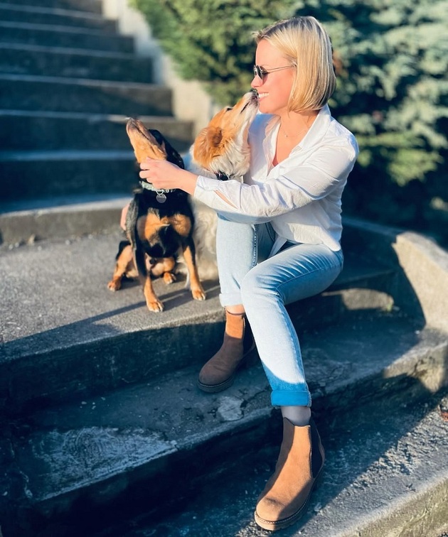 Také herečka Patricie Solaříková propadla kouzlu voříšků. Doma má dva útulkáče Jackie a Čolka a sama také každý rok spoluorganizuje focení charitativního psího kalendáře ve spolupráci s organizací Psí život, která pomáhá například psům lidí bez domova.