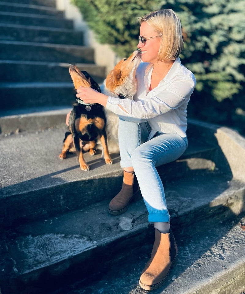 Také herečka Patricie Solaříková propadla kouzlu voříšků. Doma má dva útulkáče Jackie a Čolka a sama také každý rok spoluorganizuje focení charitativního psího kalendáře ve spolupráci s organizací Psí život, která pomáhá například psům lidí bez domova.