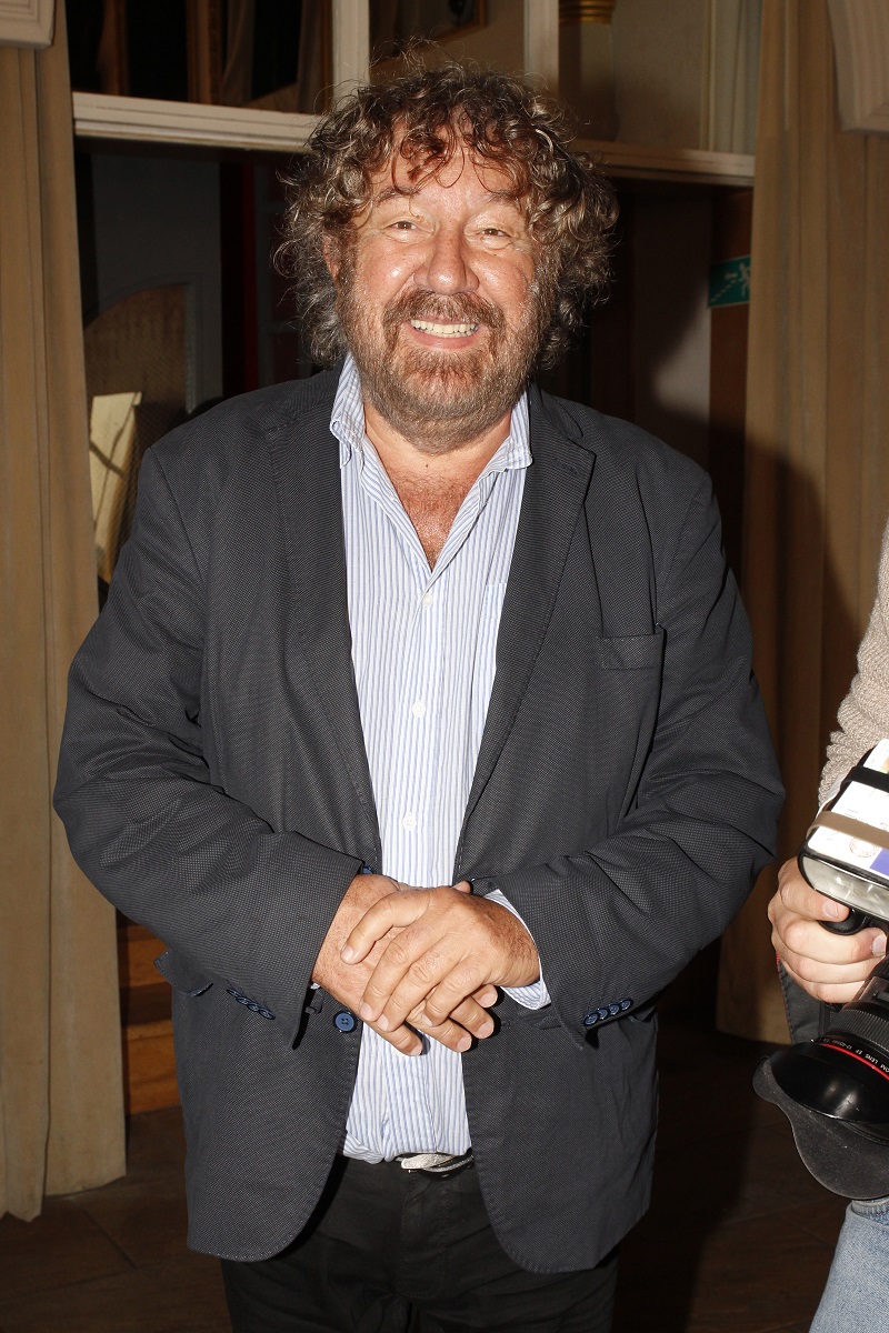 Oblíbený český režisér Zdeněk Troška, jehož v posledních týdnech trápí podlomené zdraví, je proslulý svým smyslem pro humor, a když vypráví své historky nejen z natáčení, nelze si nevšimnout, že má potíže s výslovností hlásek ž, š a č a trošku šišlá. Zdeněk však není ten, který by se dral před kameru, vždy byl raději za ní, a tak mu vadu řeči každý odpustí.