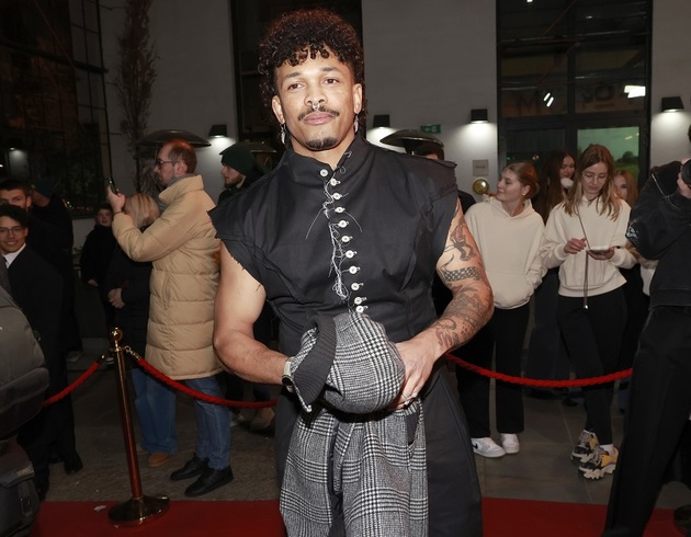 Zpěvák a herec Ben Cristovao je důkazem toho, že uspět se dá i s tím, že někdo drmolí a šlape si po jazyku. Jeho věrní fanoušci to možná považují za přednost, ale když měl reprezentovat Česko na Eurovizi v roce 2021, ozývaly se hlasy proti právě kvůli jeho šišlání a také mu prý není rozumět.