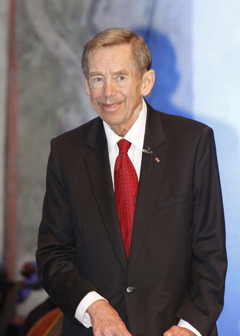 Slova Václava Havla hltaly miliony lidí, a přestože ráčkoval, nebylo to pro něj žádnou přítěží. S Pavlem Kohoutem na toto téma dokonce napsali divadelní hru Pavel Havel: Rr. Když herec Viktor Dvořák hrál ve filmu Havel (2020) bývalého prezidenta, prozradil, že v každé životní etapě ráčkoval Havel trochu jinak a nebylo snadné se to naučit tak, aby to nepůsobilo jako parodie.